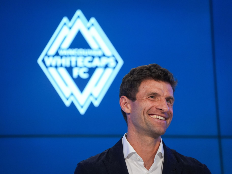 Müller bekam als Gastgeschenke eine Adler-Feder und ein handgefertiges Stirnband. - Foto: Darryl Dyck/Canadian Press via ZUMA Press/dpa