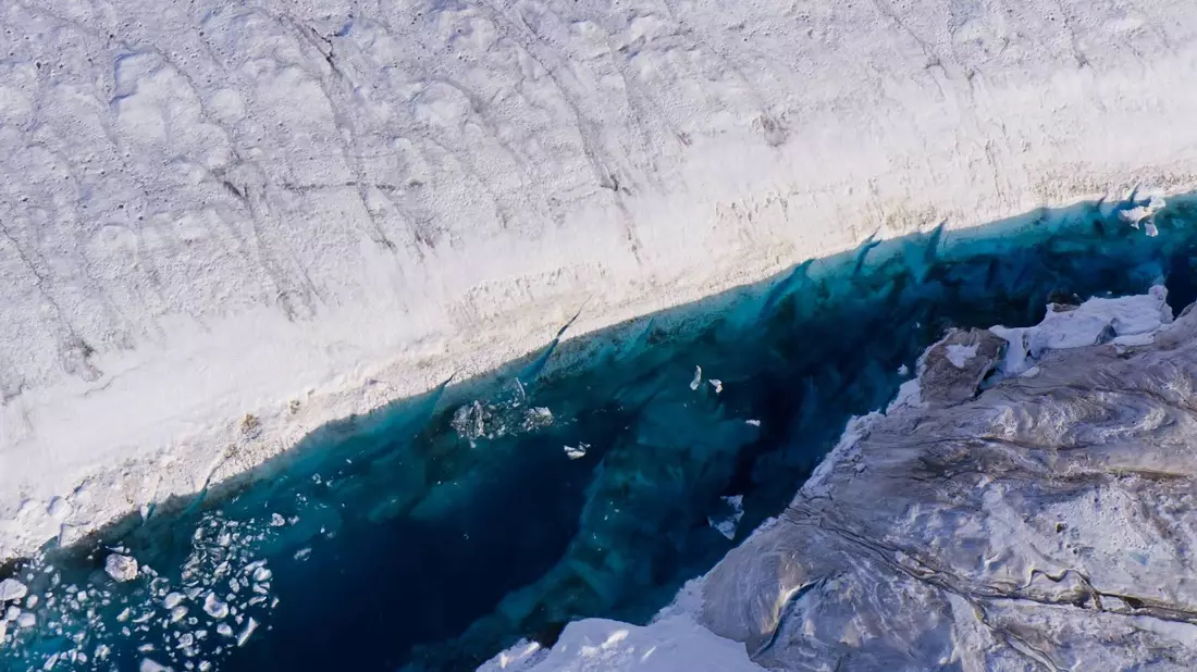 Auf einem Gletscher in Grönland hat sich ein See gebildet. - Bild: Ole Zeising/Alfred-Wegener-Institut /dpa