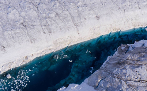 Auf einem Gletscher in Grönland hat sich ein See gebildet. - Foto: Ole Zeising/Alfred-Wegener-Institut /dpa