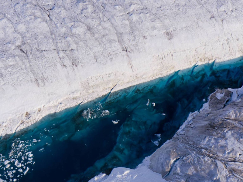 Auf einem Gletscher in Grönland hat sich ein See gebildet. - Foto: Ole Zeising/Alfred-Wegener-Institut /dpa
