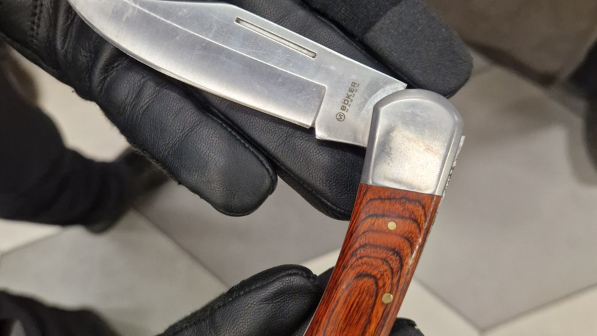 POL-NMS: 20250815-1-PDNMS-Messerkontrolle am Bahnhof Neumünster - Foto: presseportal.de