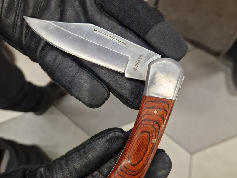 POL-NMS: 20250815-1-PDNMS-Messerkontrolle am Bahnhof Neumünster - Foto: presseportal.de