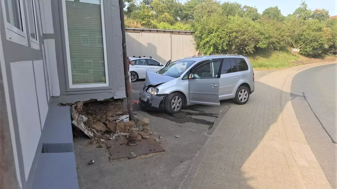 POL-HI: Hauswand beschädigt - Fahrer mutmaßlich unter dem Einfluss von Marihuana - Bild: presseportal.de