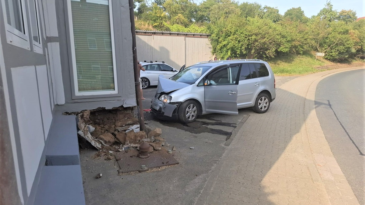 POL-HI: Hauswand beschädigt - Fahrer mutmaßlich unter dem Einfluss von Marihuana - Foto: presseportal.de