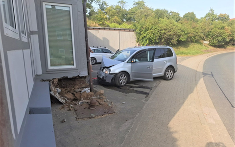 POL-HI: Hauswand beschädigt - Fahrer mutmaßlich unter dem Einfluss von Marihuana - Foto: presseportal.de
