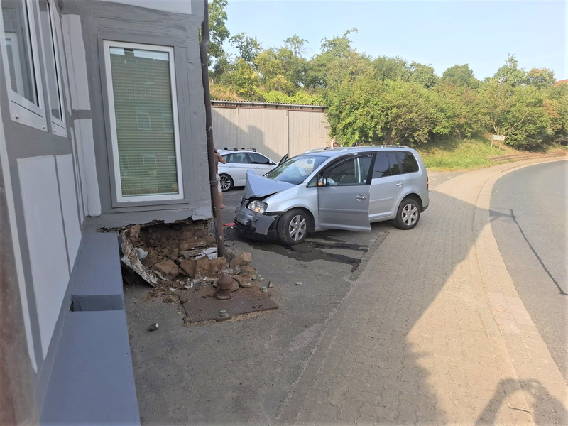 POL-HI: Hauswand beschädigt - Fahrer mutmaßlich unter dem Einfluss von Marihuana - Foto: presseportal.de