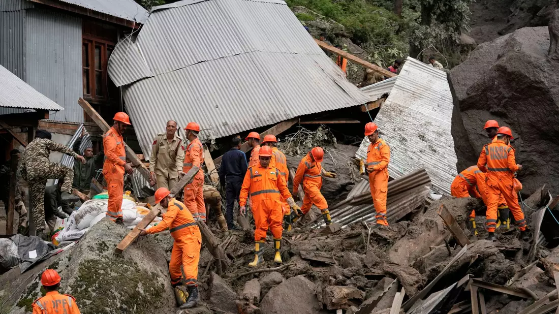 Die Wassermassen überraschten Pilger beim Essen. Mindestens 65 Menschen sind in Kaschmir bei einer Sturzflut gestorben.  - Bild: Channi Anand/AP/dpa