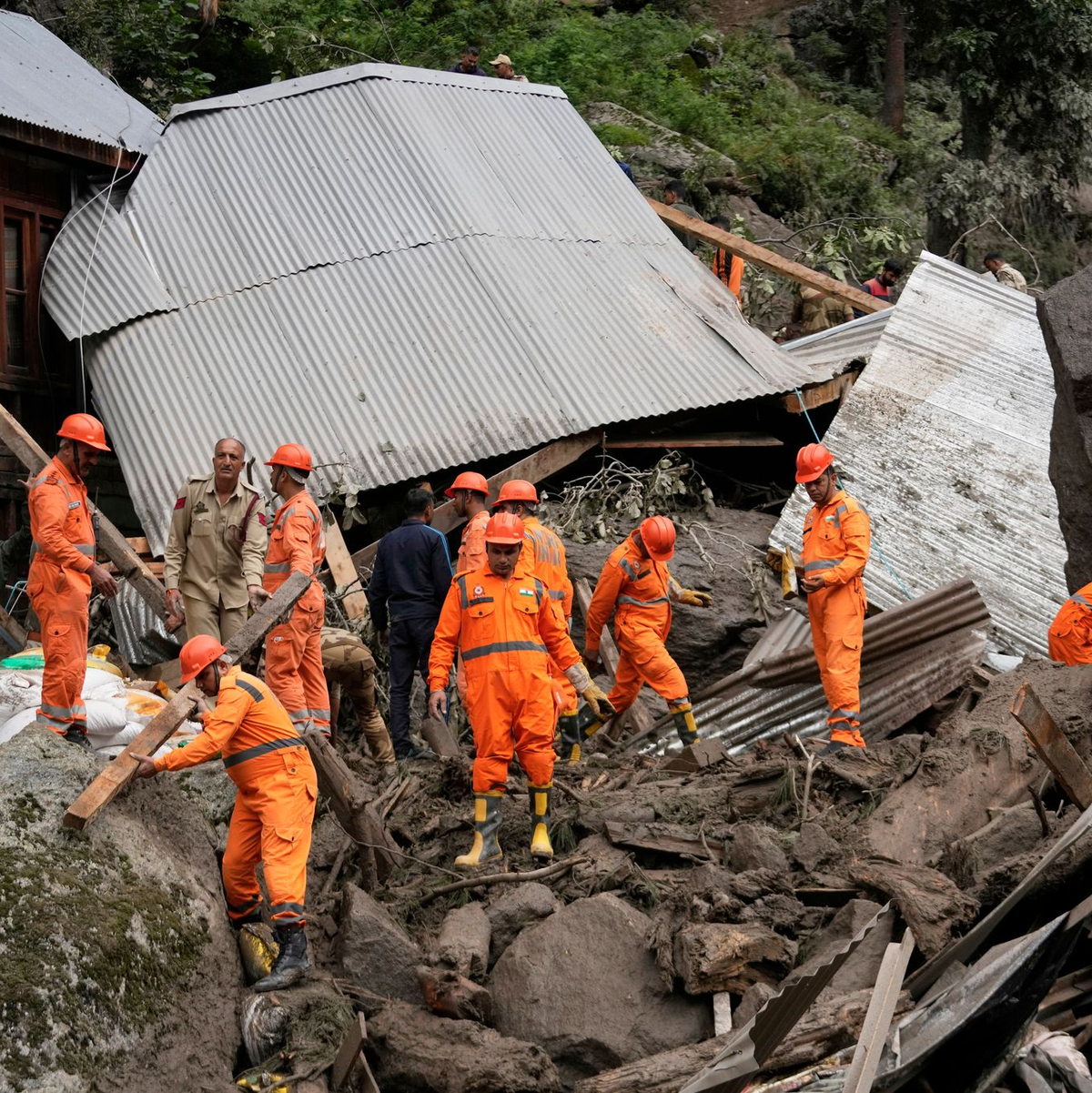 Die Wassermassen überraschten Pilger beim Essen. Mindestens 65 Menschen sind in Kaschmir bei einer Sturzflut gestorben.  - Foto: Channi Anand/AP/dpa