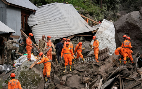 Die Wassermassen überraschten Pilger beim Essen. Mindestens 65 Menschen sind in Kaschmir bei einer Sturzflut gestorben.  - Foto: Channi Anand/AP/dpa