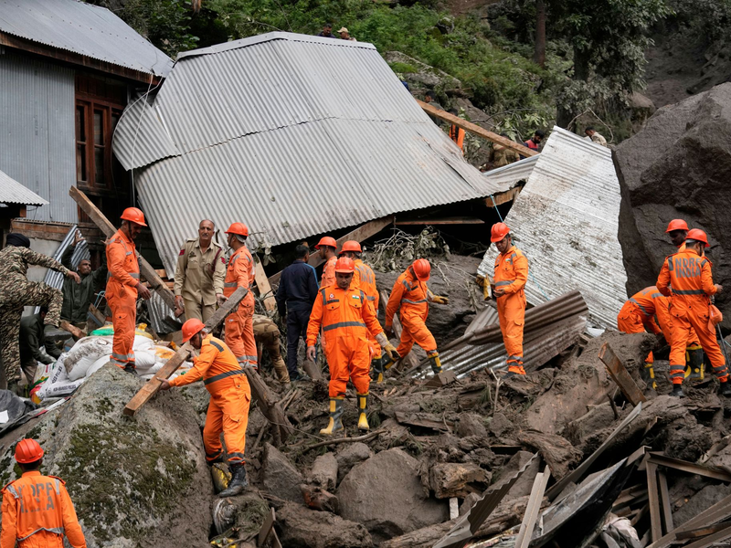 Die Wassermassen überraschten Pilger beim Essen. Mindestens 65 Menschen sind in Kaschmir bei einer Sturzflut gestorben.  - Foto: Channi Anand/AP/dpa