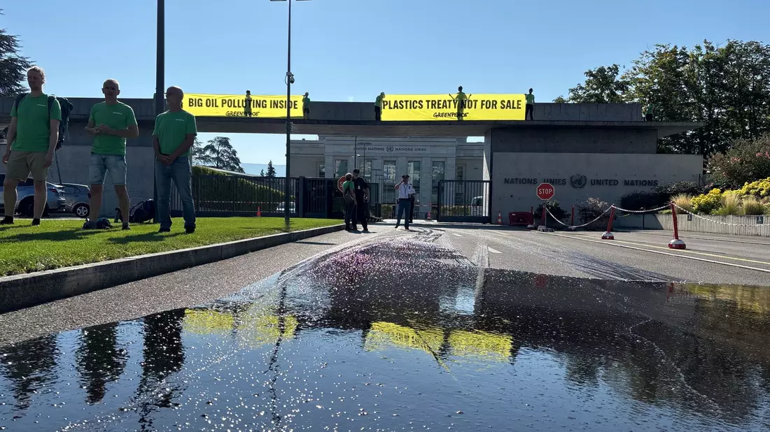 Greenpeace protestierte in Genf gegen den Einfluss der Öllobby auf die Verhandlungen. (Archiv) - Bild: Christiane Oelrich/dpa