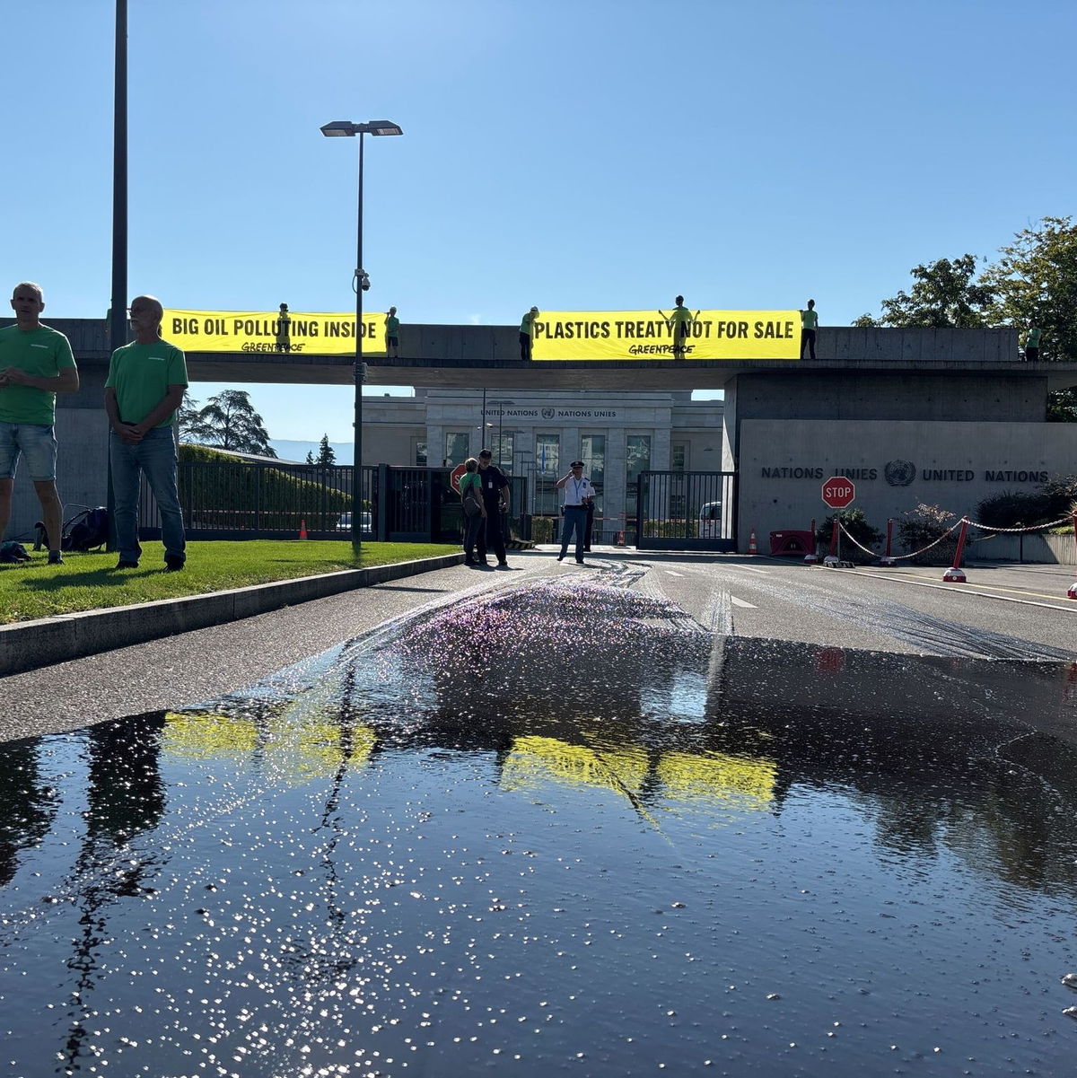 Greenpeace protestierte in Genf gegen den Einfluss der Öllobby auf die Verhandlungen. (Archiv) - Foto: Christiane Oelrich/dpa