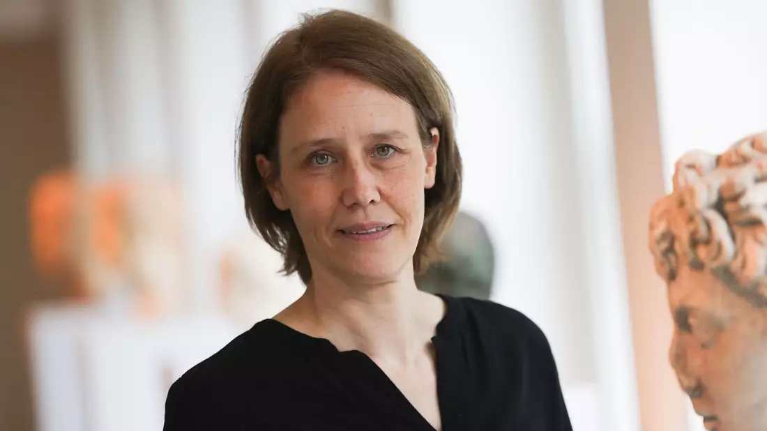 Die Archäologin Kathrin Jaschke bietet in unregelmäßigen Abständen Führungen zu «Römer und Nachhaltigkeit» an. - Bild: Oliver Berg/dpa