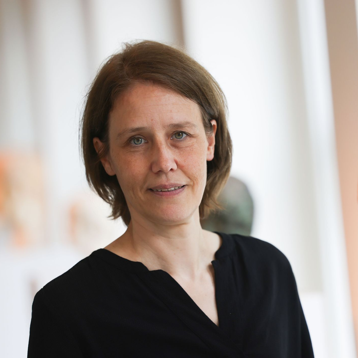 Die Archäologin Kathrin Jaschke bietet in unregelmäßigen Abständen Führungen zu «Römer und Nachhaltigkeit» an. - Foto: Oliver Berg/dpa