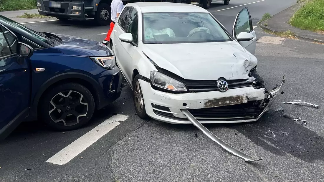 POL-RBK: Bergisch Gladbach - Zwei Leichtverletzte bei Verkehrsunfall in Hebborn - Bild: presseportal.de
