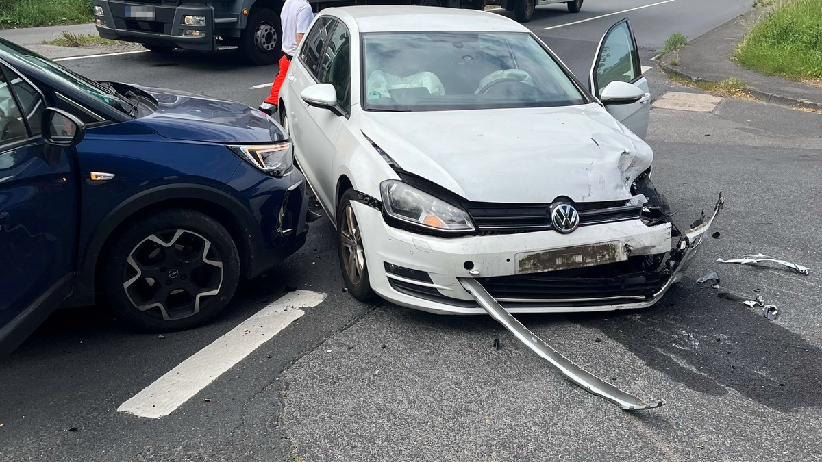 POL-RBK: Bergisch Gladbach - Zwei Leichtverletzte bei Verkehrsunfall in Hebborn - Foto: presseportal.de