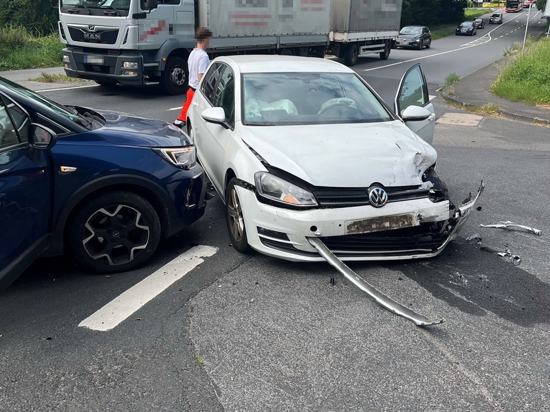 POL-RBK: Bergisch Gladbach - Zwei Leichtverletzte bei Verkehrsunfall in Hebborn - Foto: presseportal.de