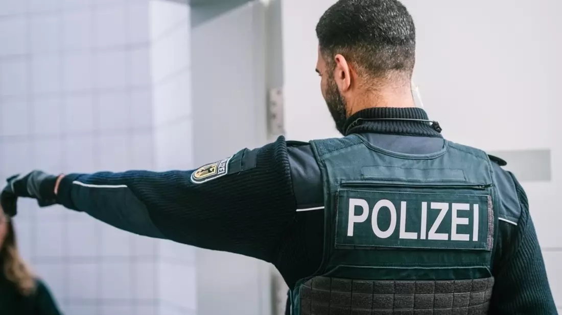 BPOL NRW: Mehrere gesuchte Straftäter an einem Vormittag gefasst - Bundespolizei vollstreckt Haftbefehle - Bild: presseportal.de