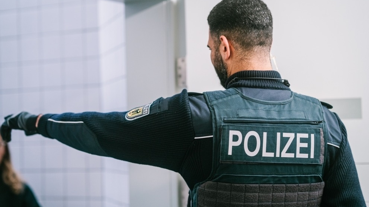 BPOL NRW: Mehrere gesuchte Straftäter an einem Vormittag gefasst - Bundespolizei vollstreckt Haftbefehle - Foto: presseportal.de