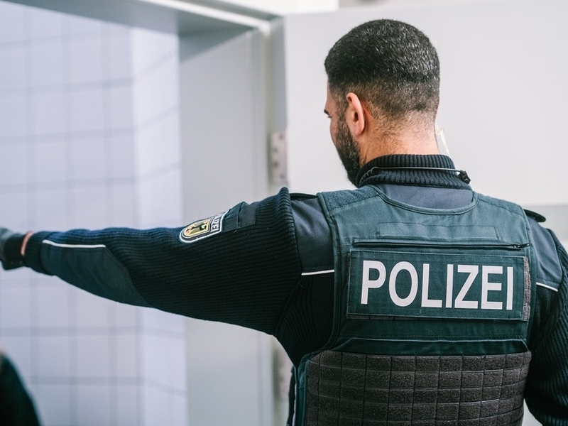 BPOL NRW: Mehrere gesuchte Straftäter an einem Vormittag gefasst - Bundespolizei vollstreckt Haftbefehle - Foto: presseportal.de