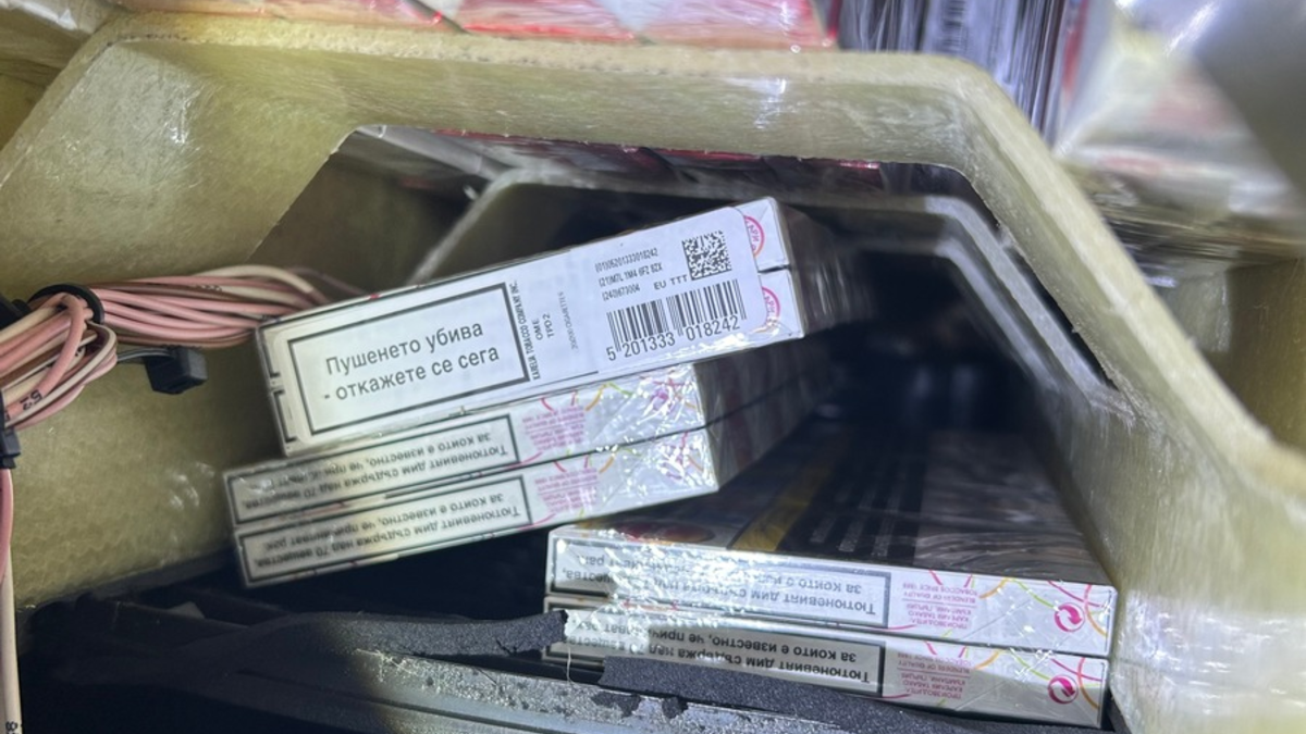 HZA-DD: Zoll verhindert erneuten trickreichen Schmuggelversuch/ Zigaretten unter Fahrgästen verteilt - Foto: presseportal.de