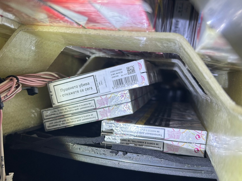 HZA-DD: Zoll verhindert erneuten trickreichen Schmuggelversuch/ Zigaretten unter Fahrgästen verteilt - Foto: presseportal.de