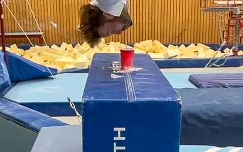 Kann man mit Wasser trinken Weltrekordhalter werden? Team Kiel und Team Lübeck versuchen das live in SAT.1 und auf Joyn - Foto: presseportal.de Kann man mit Wasser trinken Weltrekordhalter werden? Team Kiel und Team Lübeck versuchen das live in SAT.1 und auf Joyn - Foto: presseportal.de