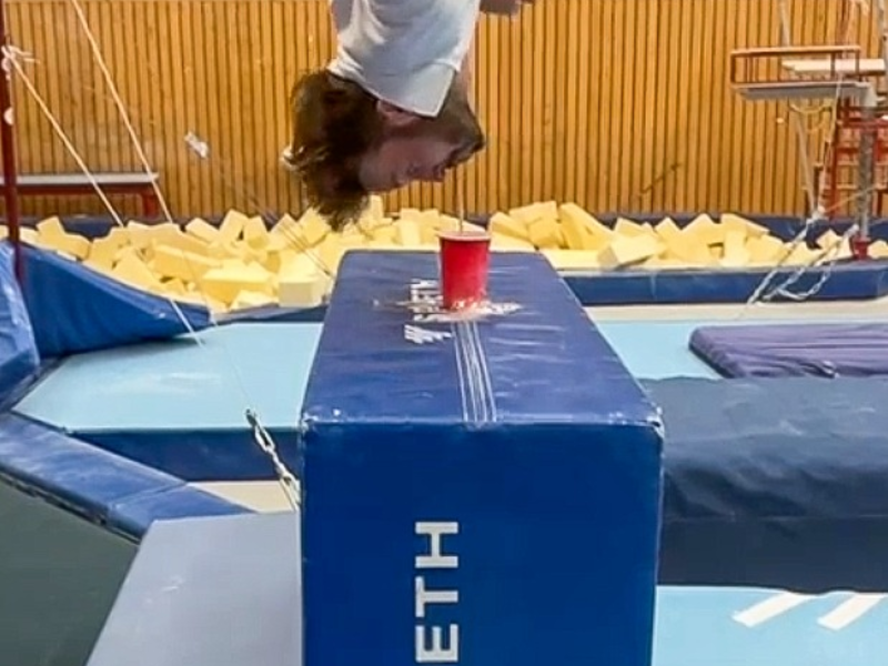 Kann man mit Wasser trinken Weltrekordhalter werden? Team Kiel und Team Lübeck versuchen das live in SAT.1 und auf Joyn - Foto: presseportal.de