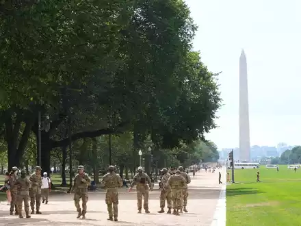 Die US-Regierung hat Washington unter Bundeskontrolle gestellt - die Nationalgarde patrouilliert durch die Hauptstadt.  - Foto: Jacquelyn Martin/AP/dpa