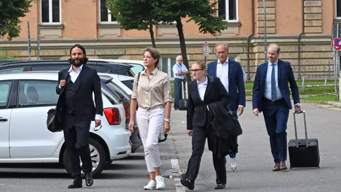 Die Angeklagte Christina Block und ihre Anwälte auf dem Weg ins Gericht. - Bild: David Hammersen/dpa