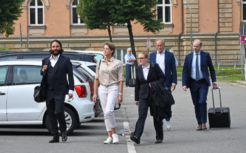 Die Angeklagte Christina Block und ihre Anwälte auf dem Weg ins Gericht. - Foto: David Hammersen/dpa Die Angeklagte Christina Block und ihre Anwälte auf dem Weg ins Gericht. - Foto: David Hammersen/dpa