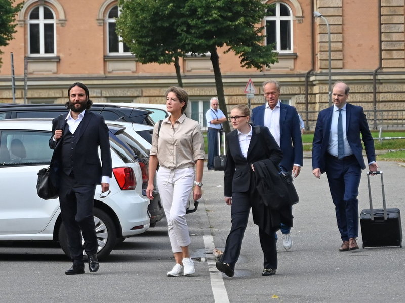 Die Angeklagte Christina Block und ihre Anwälte auf dem Weg ins Gericht. - Foto: David Hammersen/dpa