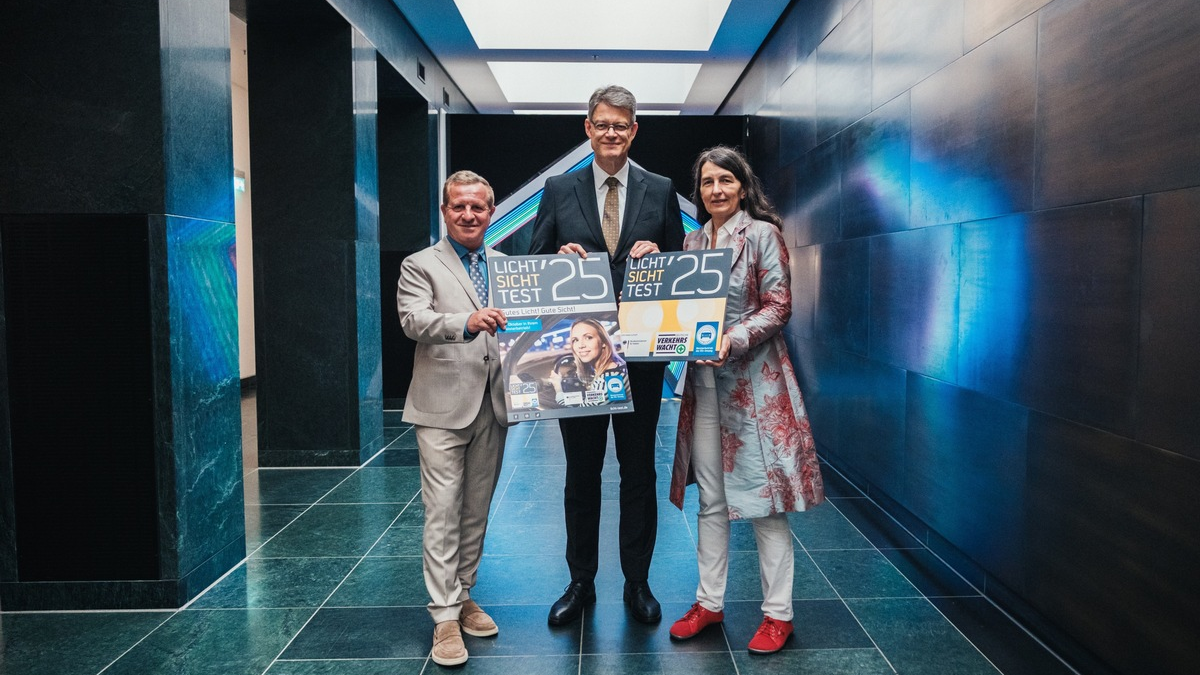 Bundesverkehrsminister Schnieder gibt Startschuss für Licht-Sicht-Test 2025 - Foto: presseportal.de