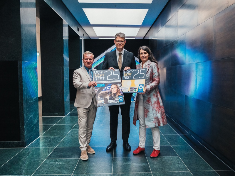 Bundesverkehrsminister Schnieder gibt Startschuss für Licht-Sicht-Test 2025 - Foto: presseportal.de