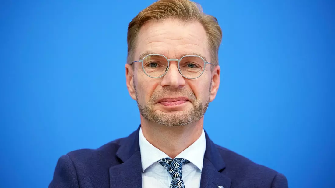 Holznagel forderte, die Zahl neuer Verbeamtungen auf ein Minimum und ausschließlich auf die hoheitlichen Kernbereiche zu beschränken – bei der Polizei, in der Finanzverwaltung und in der Justiz. (Archivbild) - Bild: Joerg Carstensen/dpa