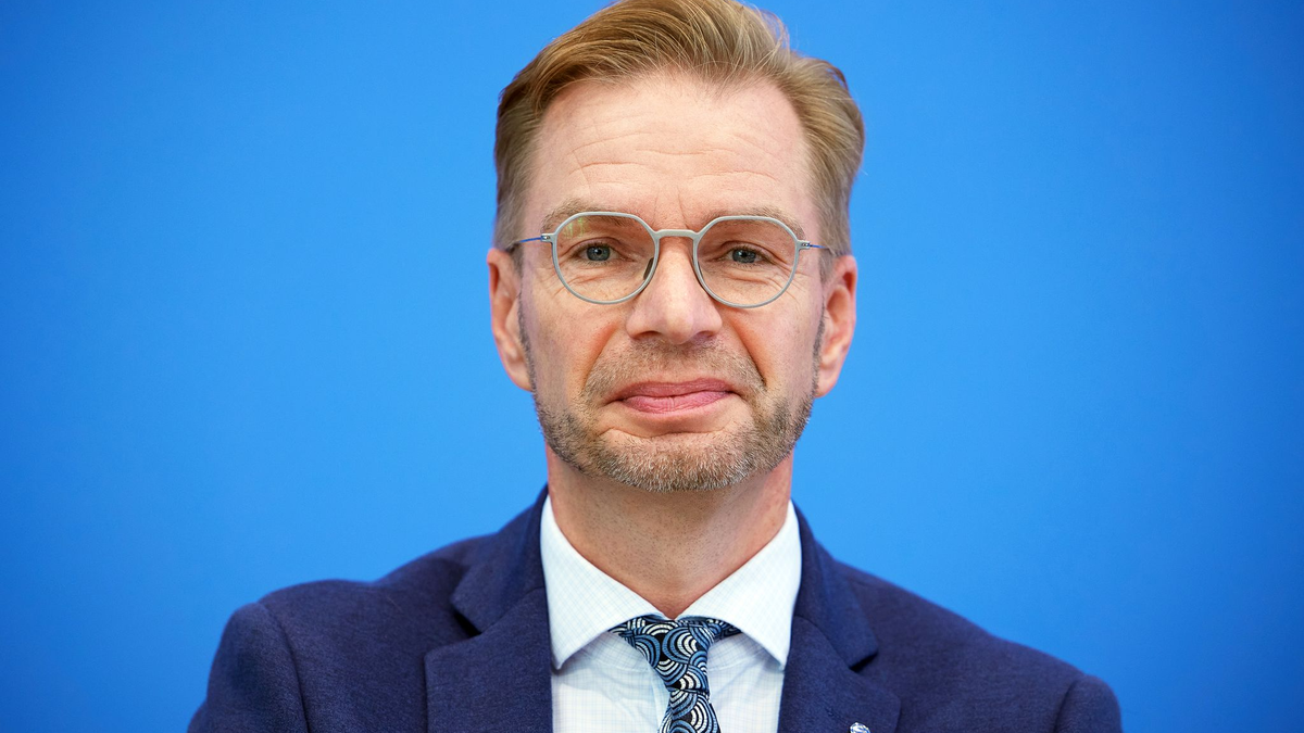 Holznagel forderte, die Zahl neuer Verbeamtungen auf ein Minimum und ausschließlich auf die hoheitlichen Kernbereiche zu beschränken – bei der Polizei, in der Finanzverwaltung und in der Justiz. (Archivbild) - Foto: Joerg Carstensen/dpa