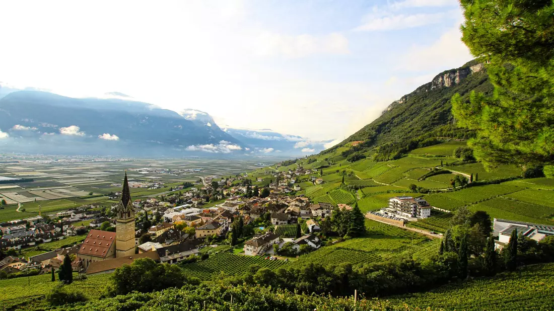  In Südtirol gibt es drei Amtssprachen: Deutsch, Italienisch und Ladinisch. (Symbolbild) - Bild: Bernhard Krieger/dpa-tmn/dpa
