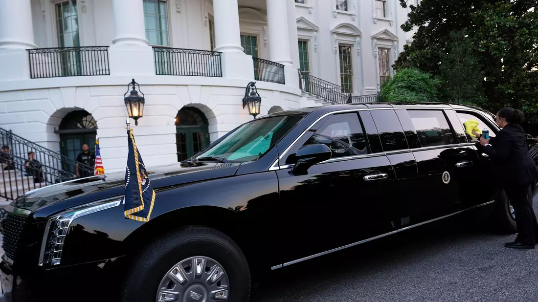 Trump und Putin begrüßen sich mit einem Handschlag.  - Bild: Julia Demaree Nikhinson/AP/dpa