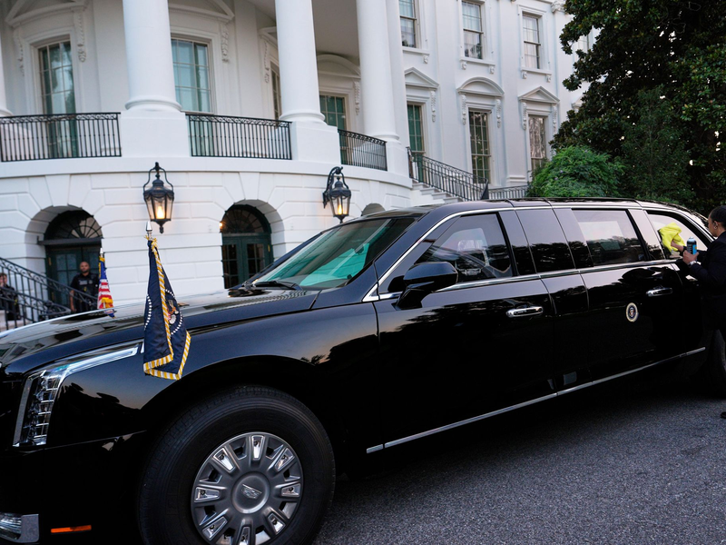Trump und Putin begrüßen sich mit einem Handschlag.  - Foto: Julia Demaree Nikhinson/AP/dpa