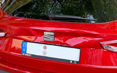 POL-PDKL: Wer hat den Seat gerammt? - Foto: presseportal.de