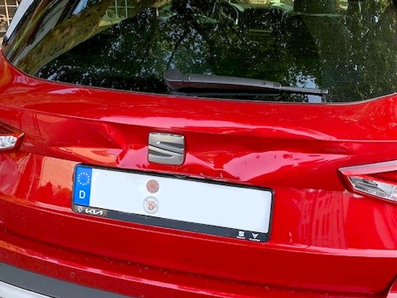 POL-PDKL: Wer hat den Seat gerammt? - Foto: presseportal.de