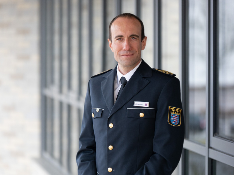 Mittelhessen: Polizeipräsident mahnt zu friedlichem Protest: Demokratie gilt für uns alle. Wer zu Gewalt greift, verlässt den Boden des Rechtsstaats. - Foto: presseportal.de