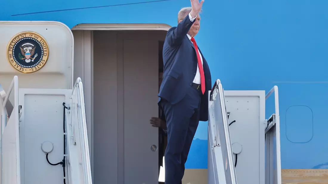 Trump inszeniert sich als Friedensstifter. - Bild: Luis M. Alvarez/FR596 AP/dpa