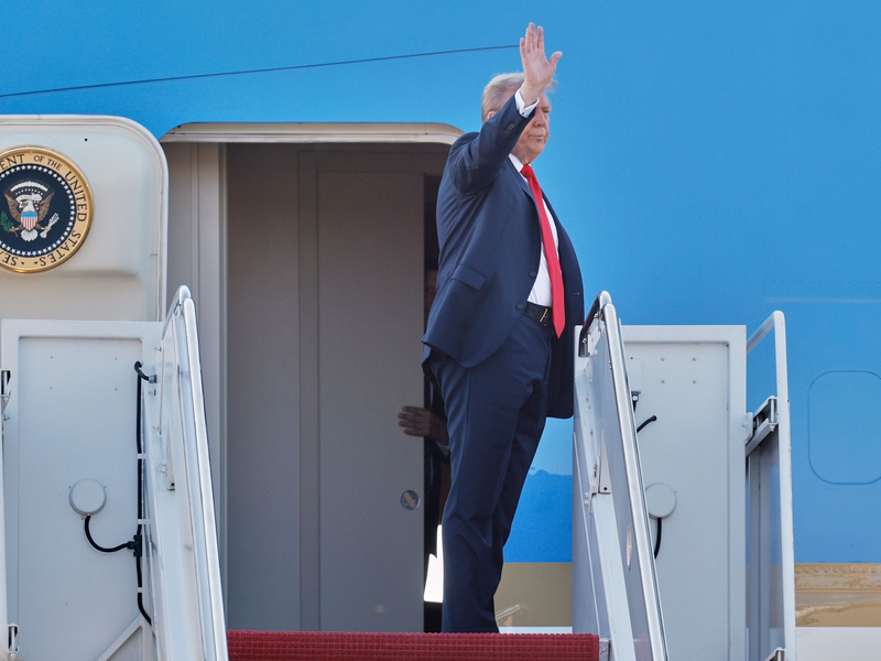 Trump inszeniert sich als Friedensstifter. - Foto: Luis M. Alvarez/FR596 AP/dpa