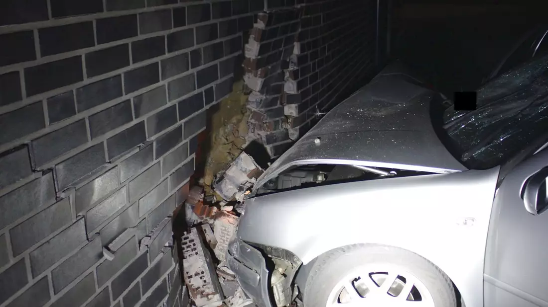 POL-MI: Unfallflucht: Auto kracht in Hauswand - Bild: presseportal.de