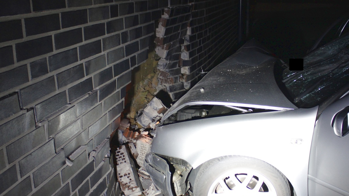 POL-MI: Unfallflucht: Auto kracht in Hauswand - Foto: presseportal.de