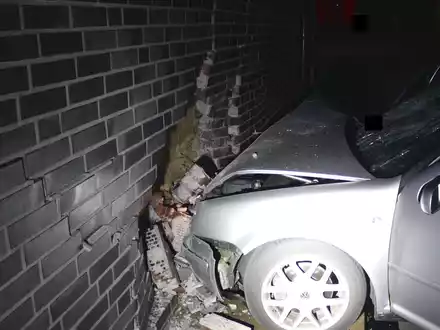 POL-MI: Unfallflucht: Auto kracht in Hauswand - Foto: presseportal.de