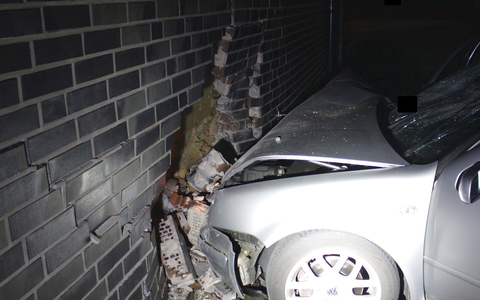 POL-MI: Unfallflucht: Auto kracht in Hauswand - Foto: presseportal.de