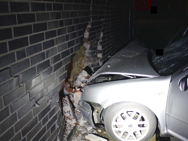 POL-MI: Unfallflucht: Auto kracht in Hauswand - Foto: presseportal.de