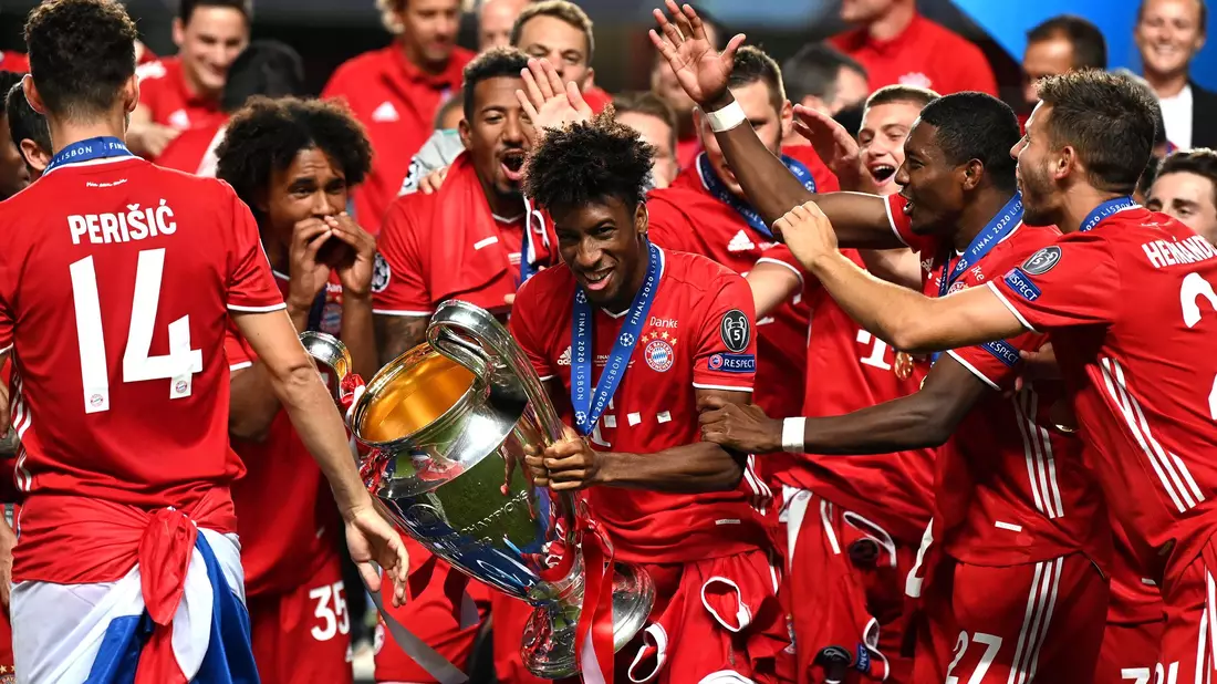 Kingsley Coman mit dem Champions-League-Pokal 2020 in Lissabon. - Bild: Michael Regan/Getty Images via UEFA/dpa